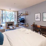 Bright Suite At Ski In/Out Glacier Lodge!